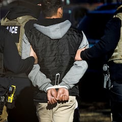El polémico sistema de amarres que está utilizando el ICE para retener a los migrantes detenidos