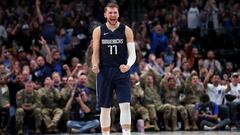 Luka Doncic celebra una canasta durante un partido con los Dallas Mavericks