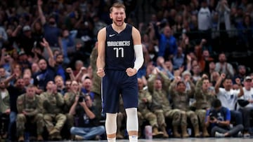 Luka Doncic celebra una canasta durante un partido con los Dallas Mavericks