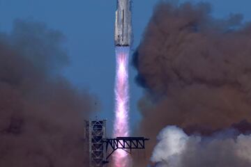 El megacohete Starship de SpaceX despega para un vuelo de prueba desde Starbase en Boca Chica, Texas. 