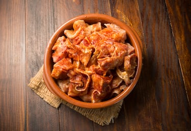 Tapa típica e ideal para deleitarse en muchos puntos de la capital. Consistente en oreja de cerdo cocida y luego asada a la plancha hasta quedar crujiente por fuera y melosa/gelatinosa por dentro.