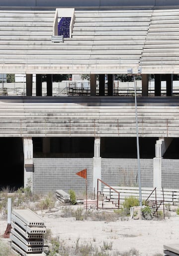 Así se encuentra el que será el nuevo estadio del Valencia Club de Fútbol. Las obras llevan trece años paradas.