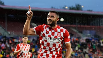 GIRONA, 02/10/2024.- El defensa del Girona David López celebra tras marcar gol ante el Feyenoord, durante el partido de Liga de Campeones que disputan el Girona y el Feyenoord este miércoles en el estadio Montilivi, en Girona. EFE/Siu Wu