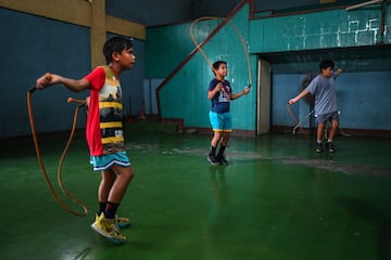 Tres jóvenes entrenando dentro del Centro Deportivo. 
