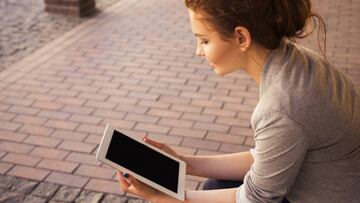 Una mujer utiliza una tablet