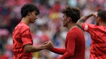 João Félix y Griezmann se saludan tras el Atlético-Espanyol