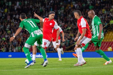 La fiesta en El Campín que disfrutó de la magia de Ronaldinho en el partido entre Santa Fe y Nacional, en el que se le rindió homenaje al brasileño que jugó con la '10' del equipo bogotano.