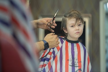 ?Por qu¨¦ la mayor¨ªa de barber¨ªas y peluquer¨ªas tienen un poste con los mismos colores?