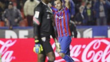 Hat-trick de Barral que resucita al Levante y anula al Málaga