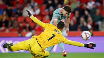 Oblak buscó a Giuliano Simeone en largo tras un córner en contra y el argentino arrancó con fe para chocar con Maffeo y llevarse el balón. En el mano a mano optó por contemporizar a la izquierda y cedérsela a Julián Álvarez, que marcó a placer.