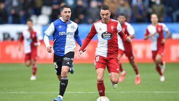 Iago Aspas conduce el balón delante de Toni Moya durante el partido entre el Alavés y el Celta.