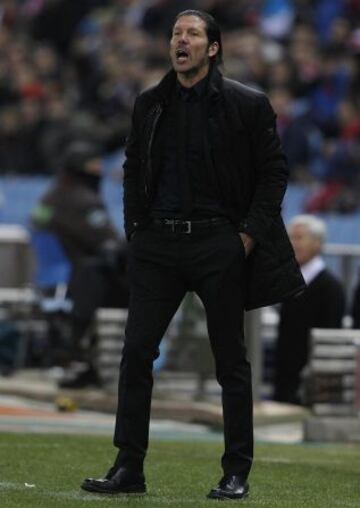 Simeone dando instrucciones en la banda.