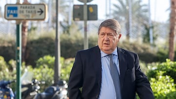 (Foto de ARCHIVO)
El expresidente de la Generalitat Valenciana, José Luis Olivas, llega a declarar en la causa conocida como caso Erial, en la Ciudad de la Justicia de Valencia, a 9 de abril de 2024, en Valencia, Comunidad Valenciana (España). Zaplana está investigado por el supuesto cobro de más de 10 millones de euros en comisiones derivadas de concesiones de ITV y parques eólicos de la Comunitat Valenciana. Además de él, hay otros 14 acusados en el caso.
Rober Solsona / Europa Press
09/04/2024