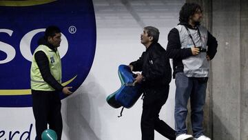 Hinchas de Wanderers lanzaron sillas al campo de juego en La Florida