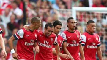 <b>IMPORTANTES. </b>Cazorla y Arteta celebran con la plantilla un gol.