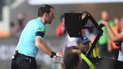 Un arbitro de la bundesliga revisando una jugada en el VAR.