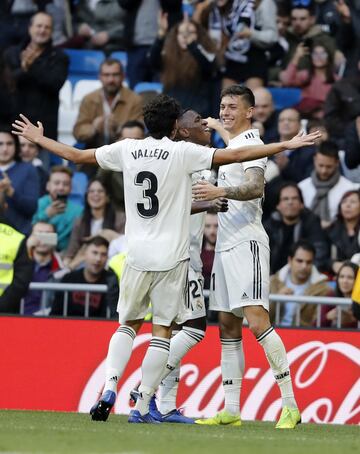 El jugador del Real Madrid Javi Sánchez celebra el 3-0 al Melilla con sus compañeros.  