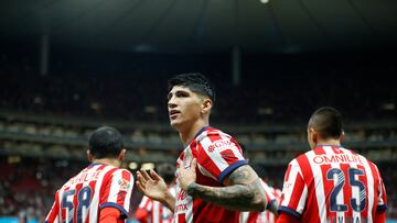 AME8850. GUADALAJARA (MÉXICO), 09/02/2025.- Alan Pulido de Guadalajara celebra un gol este domingo, durante un partido por la jornada 6 del Torneo Clausura 2025 de la Liga MX entre Guadalajara y Tijuana en el Estadio Akron en Guadalajara (México). EFE/ Francisco Guasco