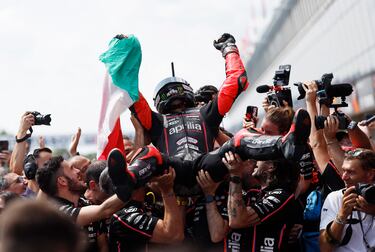 Marco Bezzecchi celebra ser segundo, lo mejor a lo que puede optar viendo el dominio de Marc Márquez.