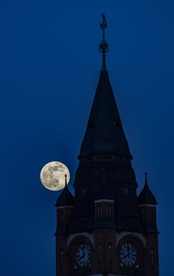 Entre este 7 y 8 de abril tiene lugar la Superluna rosa de abril. Es un fenómeno que hace que este satélite se vea un 14% más grande y un 29,2% más brillante. Esto ocurre  porque coincide con el momento de máximo acercamiento del satélite a la Tierra.
