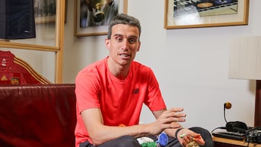 24/03/26 ATLETISMO VISITA EN LA REDACCION DIARIO AS DEL ATLETA MARIANO GARCIA