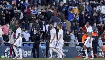 El Real Madrid se retira del Coliseum tras finalizar el partido contra el Getafe.