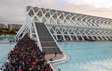 Cientos de voluntarios en la Ciudad de las Artes y las Ciencias, esperando coger un autobús para ayudar en las zonas afectadas.