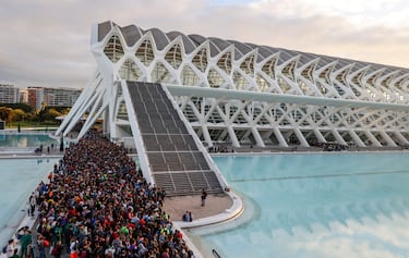 Cientos de voluntarios en la Ciudad de las Artes y las Ciencias, esperando coger un autobús para ayudar en las zonas afectadas.
