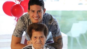 James Rodr&iacute;guez junto a su abuela materna, Rosa Miryam G&oacute;mez