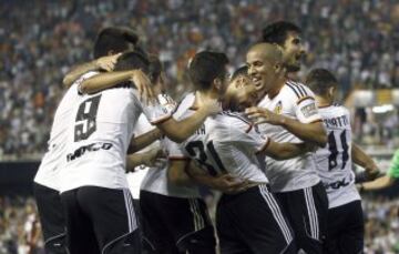 Los jugadores del Valencia celebran el segundo gol ante el Córdoba, marcado por Gayá, durante el partido de la quinta jornada de Liga en Primera División que disputan esta noche en el estadio de Mestalla, en Valencia. 