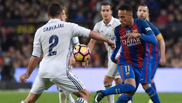 Barcelona's Brazilian forward Neymar (R) vies with Real Madrid's defender Dani Carvajal during the Spanish league football match FC Barcelona vs Real Madrid CF at the Camp Nou stadium in Barcelona on December 3, 2016. / AFP PHOTO / LLUIS GENE