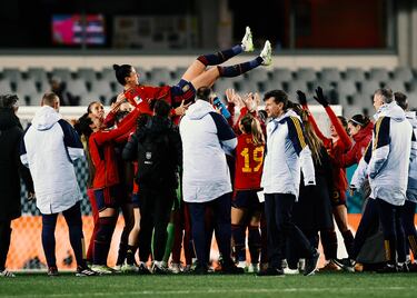Manteo a Jenni Hermoso tras el final del encuentro. La jugadora española ha llegado a los cien partidos defendiendo la camiseta nacional.