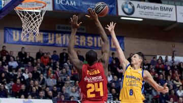 GRAF1806 MURCIA, 14/01/2018.- El pivot belga de UCAM Murcia Kevin Tumba (i) intenta taponar al escolta sueco del Herbalife Gran Canaria Marcus Eriksson, hoy durante el partido de la jornada d&eacute;cimosexta de la Liga Endesa, en el Palacio de los Deport