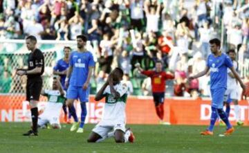 El delantero ganés del Elche Yiadom Richmond Boakye celebra la victoria del equipo ante el Getafe, al finalizar el partido.