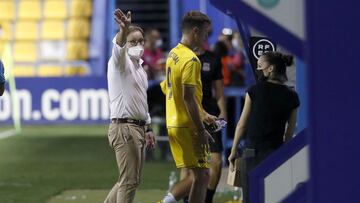 Juan Antonio Anquela, ex entrenador de la AD Alcorc&oacute;n, se despide de los aficionados tras el partido de LaLiga SmartBank ante la UD Almer&iacute;a.