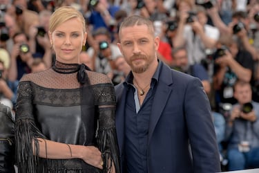Charlize Theron y Tom Hardy protagonizaron la versión moderna de la saga "Mad Max" que en los 80 y 90 protagonizó Mel Gibson. El inicio de su enfrentamiento comenzó, según contó Theron en una entrevista en 2020, fue cuando Hardy se retrasó para rodar unas escenas y Theron pidió que le multasen, algo que llegó a oídos de Hardy y que reaccionó de manera violenta hacia ella, amenazándola incluso con usar fuerza física contra ella. Theron contó que después de ese conflicto no se sintió segura con él en el rodaje y que pedía a una persona de confianza, que no le dejase a solas. Hardy admitió su culpa sobre el conflicto, pero cree que Theron no estaba tan asustada porque él considera que es una mujer fuerte como ha demostrado durante su carrera.