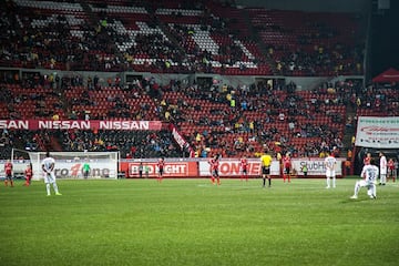 Inaugurado el 11 de noviembre de 2007, el Estadio Caliente tiene como gran ventaja que está ubicado en Tijuana, por lo que aficionados mexicanos y estadounidenses podrían acceder a él sin problema.