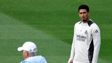 Real Madrid's English midfielder Jude Bellingham (R) looks at Real Madrid's Italian coach Carlo Ancelotti during a training session on the eve of their UEFA Champions League football match against AC Milan at the club's training facilities of Valdebebas, in the outskirt of Madrid, on November 04, 2024. (Photo by OSCAR DEL POZO / AFP)