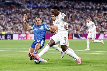 El árbitro Irfan Peljto, señala penalti por una mano de Facundo Medina tras ir al suelo para impedir el avance de Vinicius.