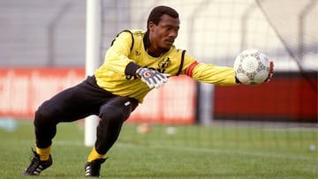 A los 39 años con ocho meses, el guardameta de Camerún, Joseph Antoine Bell disputó el encuentro de la Copa del Mundo de Estados Unidos 94 ante Brasil, donde la Verdeamarelha se impuso 3-0.