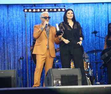 Alejandro Sanz recoge su premio de manos de Laura Pausini.