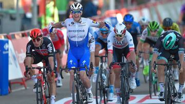 Sam Bennett celebra una victoria que finalmente hered&oacute; Pascal Ackermann (con casco verde) por descalificaci&oacute;n del irland&eacute;s.