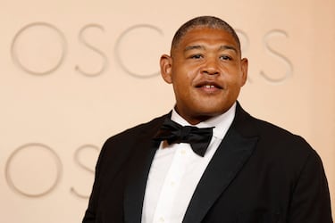 Omar Benson Miller  posa en la alfombra roja del Dolby Theatre.