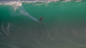 Nic Von Rupp en las primeras olas gigantes de Nazaré en octubre del 2024