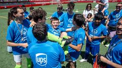 Participantes del torneo de Fútbol 7 unificado organizado por Special Olympics y UPS mantean a un compañero.