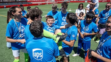 Participantes del torneo de Fútbol 7 unificado organizado por Special Olympics y UPS mantean a un compañero.