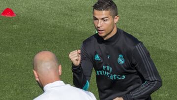 La imagen es del entrenamiento de ayer en Valdebebas. Cristiano bromea con Zidane durante la sesión.