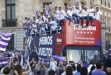 Los jugadores y aficionados en las calles de Valladolid.