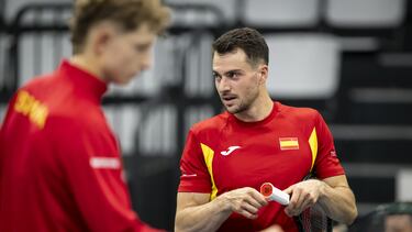 Biel (Switzerland Schweiz Suisse), 29/01/2025.- Spain's Pedro Martinez (R) and Martin Landaluce react during a training session of the Spanish Davis Cup team in the Swiss Tennis Arena in Biel, Switzerland, 29 January 2025. Switzerland will face Spain in the Davis Cup World group 1 tie. (Tenis, España, Suiza) EFE/EPA/ANTHONY ANEX