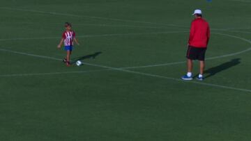 El Mono Burgos cuida así del hijo de Augusto... ¡vaya canguro!